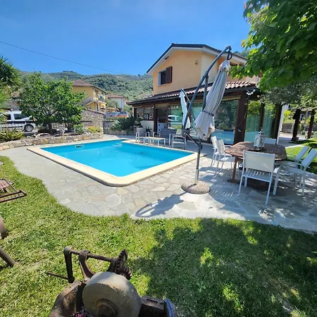 In Villa, Con Piscina 公寓 *